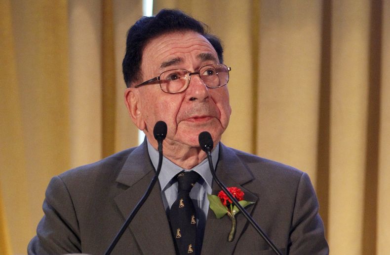 Sir Roy Calne, de la Universidad de Cambridge, durante un discurso de aceptación tras recibir el Premio de Investigación Clínica Médica Lasker DeBakey en 2012 por desarrollar el trasplante de hígado, una intervención que ha regresado a la vida normal a miles de pacientes con enfermedad hepática en fase terminal, el viernes 21 de septiembre de 2012 en Nueva York. (AP Foto/Mary Altaffer, Archivo)