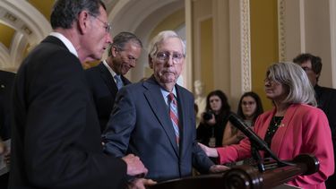 El líder republicano en el Senado, Mitch McConnell, es ayudado por sus compañeros durante una conferencia de prensa, en el Capitolio, en Washington, el miércoles 26 julio de 2023. (AP Foto/J. Scott Applewhite)