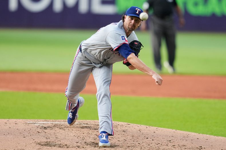 El lanzador de los Rangers de Texas, Jacob deGrom, lanza durante la segunda entrada de un partido de béisbol contra los Guardianes de Cleveland, en Cleveland, el martes 30 de junio de 2026. (Foto AP/Sue Ogrocki)