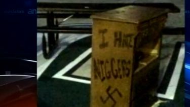 americateve | Miles de estudiantes de una escuela secundaria fueron evacuados de emergencia ante una alarma por mensajes racistas que encontraron escritos.