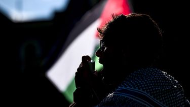 Oma Ibraheem, presidente de la Asociación de Estudiantes Musulmanes de la Universidad de Virginia Occidental, dirige las consignas durante una protesta propalestina en la Sala Woodburn, el 11 de mayo de 2024, en Morgantown, Virginia Occidental. (William Wotring/The Dominion-Post via AP)
