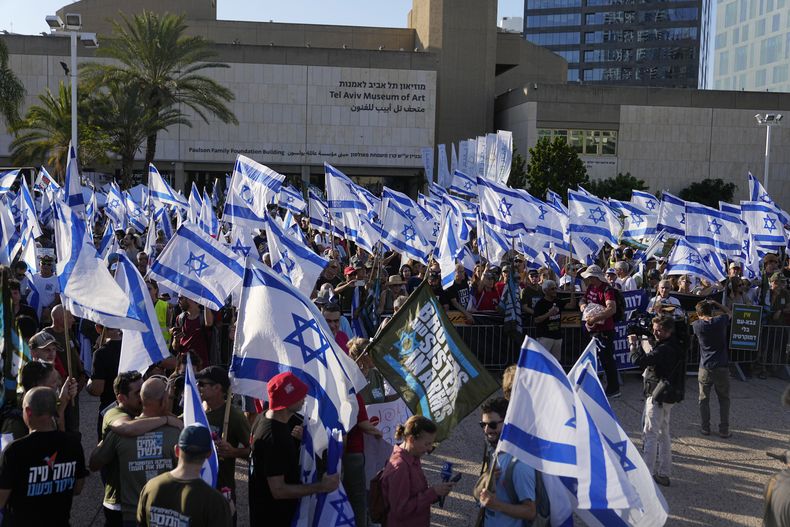 Reservistas de las fuerzas militares de Israel protestan frente al Ministerio de Defensa contra los planes de reforma judicial planeada por el gobierno del primer ministro Benjamin Netanyahu, en Tel Aviv, Israel, el miércoles 19 de julio de 2023. (AP Foto/Ohad Zwigenberg)