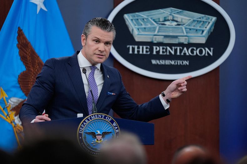 El secretario de Defensa estadounidense Pete Hegseth habla con periodistas durante una rueda de prensa en el Pentágono, en Washington, el martes 31 de marzo de 2026. (Foto AP/Manuel Balce Ceneta)