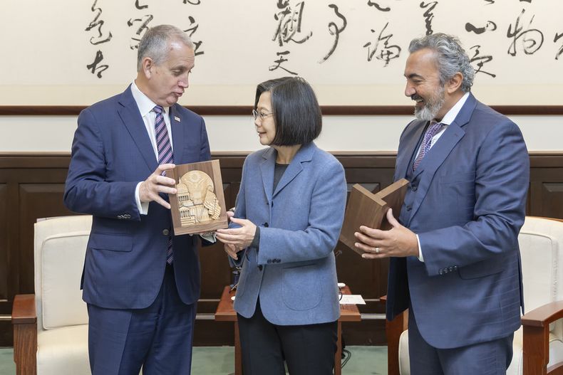 En esta imagen, distribuida por la Oficina Presidencial de Taiwán, la presidenta de Taiwán, Tsai Ing-wen (centro), intercambia regalos con los diputados estadounidenses Mario Díaz-Balart (republicano, Florida), a la izquierda, y Ami Bera (demócrata, California) a la derecha, en Taipéi, Taiwán, el 25 de enero de 2024. (Oficina Presidencial de Taiwán vía AP)