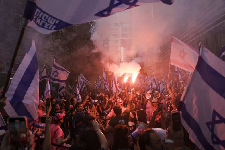 Israelíes protestas contra los planes del gobierno del primer ministro, Benjamin Netanyahu, para reformar el sistema judicial, en Tel Aviv, Israel, el 18 de julio de 2023. (AP Foto/Oded Balilty)