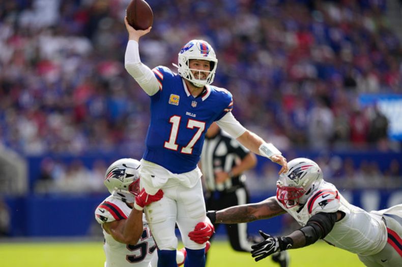 El mariscal de campo de los Bills de Búfalo, Josh Allen (17), lanza un pase frente al centro de los Patriots de Nueva Inglaterra, Jared Wilson (55), y el ala defensiva Dremont Jones (5) durante un partido de fútbol americano de la NFL en Orchard Park, Nueva York, el 4 de octubre de 2026. (Foto AP/Carolyn Kaster)