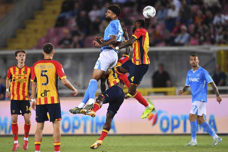 El defensa del Lecce Kialonda Gaspar y el medioca pista del Napoli Philip Billing pelean por el balón en el encuentro de la Serie A el sábado 3 de mayo del 2025.(Giovanni Evangelista/LaPresse via AP)