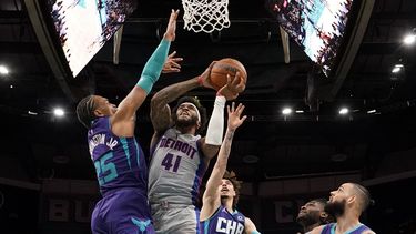 Olynyk define por Pistons sobre Hornets en tiempo extra