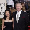 ARCHIVO - El actor Gene Hackman llega con su esposa, Betsy Arakawa, a la 60a entrega de los Globos de Oro en Beverly Hills, California, el domingo 19 de enero de 2003. (Foto AP/Mark J. Terrill, archivo)