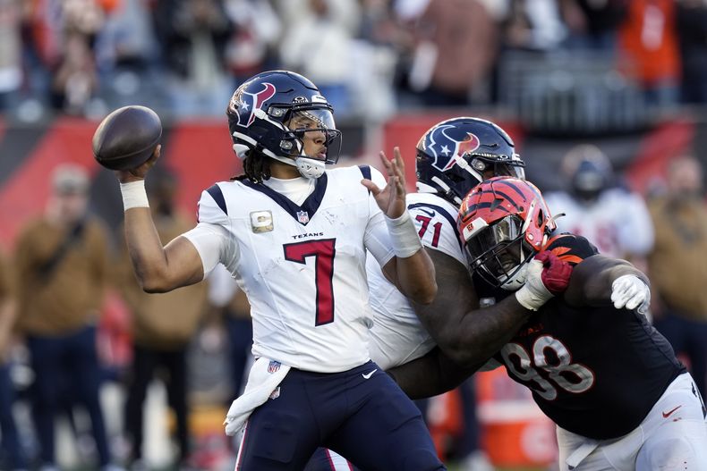 El quarterback de los Texans de Houston C.J. Stroud (7) lanza un pase ante los Bengals de Cincinnati durante la segunda mitad del juego de NFL, el domingo 12 de noviembre de 2023, en Cincinnati. (AP Foto/Carolyn Kaster)