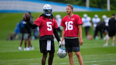 Los quarterbacks de los Lions de Detroit, Teddy Bridgewater (5) y Jared Goff (16), conversan durante la práctica en el campamento de entrenamiento del equipo de fútbol americano, en Allen Park, Míchigan, el domingo 2 de agosto de 2026. (Foto AP/Paul Sancya)