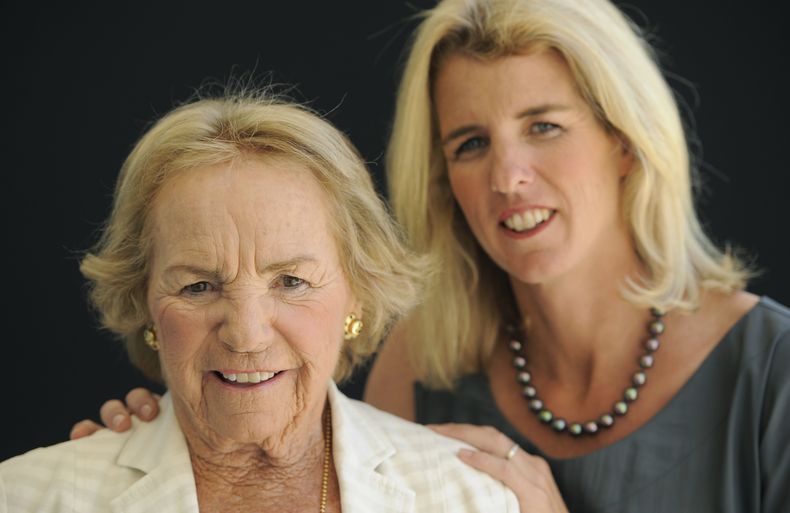 ARCHIVO - Ethel Kennedy, izquierda, posa para una fotografía con su hija Rory Kennedy, quien además dirigió el documental Ethel, de la cadena HBO, el miércoles 1 de agosto de 2012 en Beverly Hills, California. (Foto de Chris Pizzello/Invision/AP, archivo)