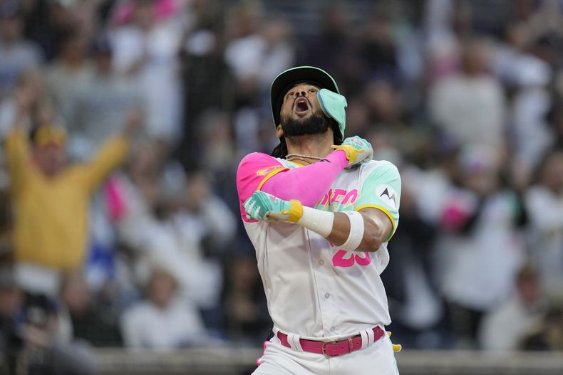 Fernando Tatis Jr., de los Padres de San Diego, celebra después de conectar un cuadrangular durante la tercera entrada del juego de béisbol en contra de los Dodgers de Los Ángeles, el viernes 5 de mayo de 2023, en San Diego. (AP Foto/Gregory Bull)