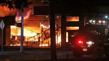 americateve | Continúan los enfrentamientos entre la  policía y los manifestantes en St Louis, Missouri, tras la muerte a tiros de un adolescente negro a manos de la policía.