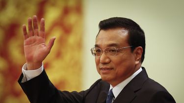 americateve | El primer ministro chino Li Keqiang saluda a su llegada a la prensa al t&eacute;rmino de la ceremonia de clausura de la reuni&oacute;n de la Asamblea Nacional Popular en el Gran Sal&oacute;n del Pueblo en Beijing, China, el jueves 13 de marzo de 2014. Keq