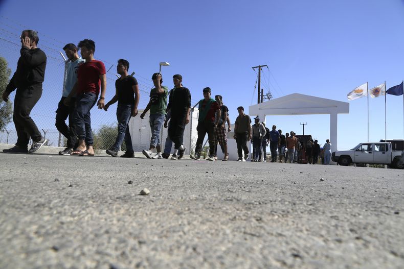 ARCHIVO - Migrantes de Siria caminan hacia un campo de refugiados en Kokkinotrimithia, en las afueras de la capital, Nicosia, el domingo 10 de septiembre de 2017, en la isla mediterránea oriental de Chipre. (AP Foto/Petros Karadjias, Archivo)