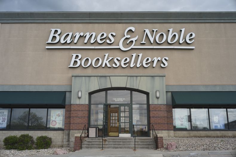 ARCHIVO - En esta imagen el exterior de una tienda Barnes & Noble en Omaha, Nebraska, el 3 de mayo de 2017. (Foto AP/Nati Harnik, archivo)