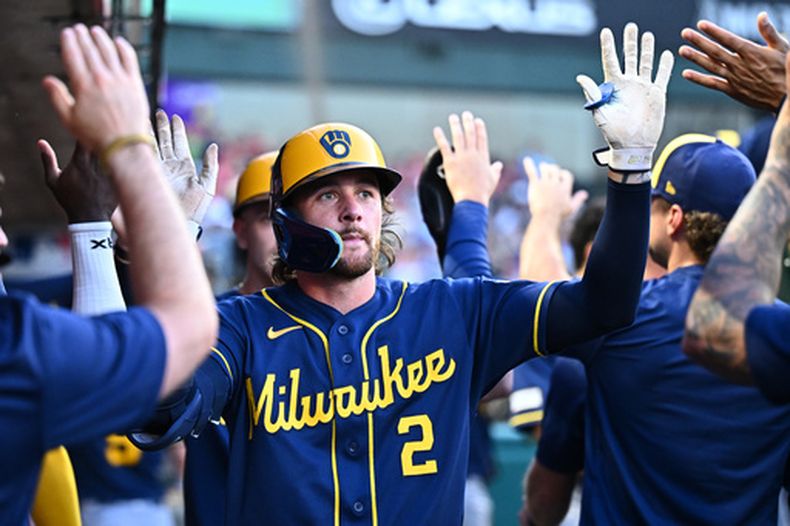 Brice Turang recibe felicitaciones en el dugout luego de conectar un jonrón de dos carreras abnte los Angelinos de Los Ángeles, el viernes 31 de julio de 2026 (AP Foto/William Liang)
