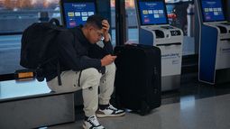 Un pasajero que vuela con Arajet a Santo Domingo espera para registrarse en el Aeropuerto Internacional Newark Liberty el viernes 7 de noviembre de 2025 en Newark, Nueva Jersey (AP Foto/Andres Kudacki)