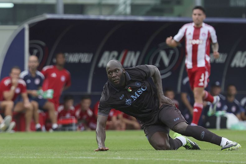 El delantero del Napoli Romelu Lukaku tras sufrir una lesión en el amistoso contra Olympiakos, el jueves 14 de agosto de 2025, en Castel Di Sangro, Italia. (Alessandro Garofalo/LaPresse vía AP)