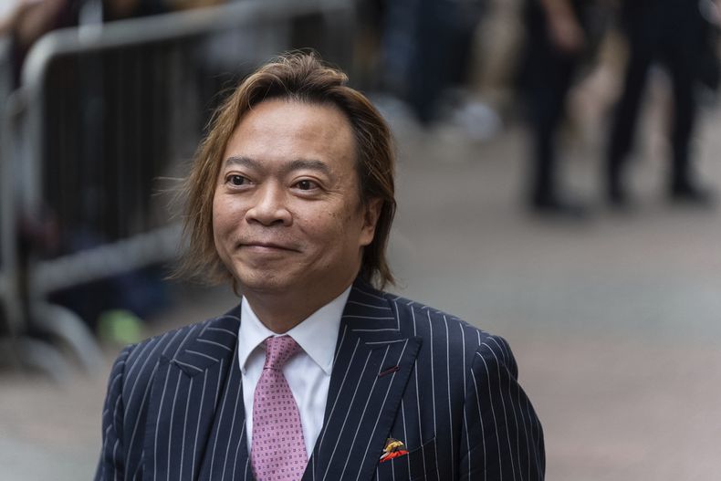 Lawrence Lau, exconcejal de distrito prodemocracia, llega a la Corte de Magistrados de Kowloon Occidental en Hong Kong, el jueves 30 de mayo de 2024. (AP Foto/Chan Long Hei)