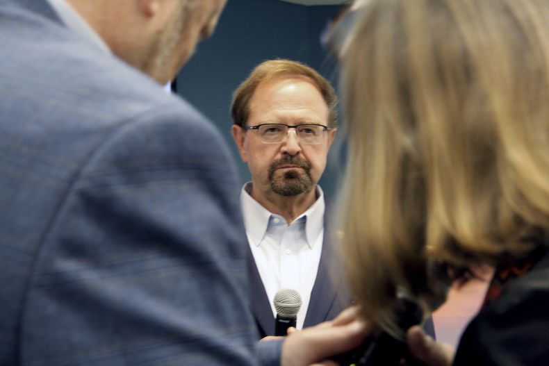 El representante Chuck Edwards durante un foro público, el jueves 13 de marzo de 2025, en Asheville, Carolina del Norte. (AP Foto/Makiya Seminera)
