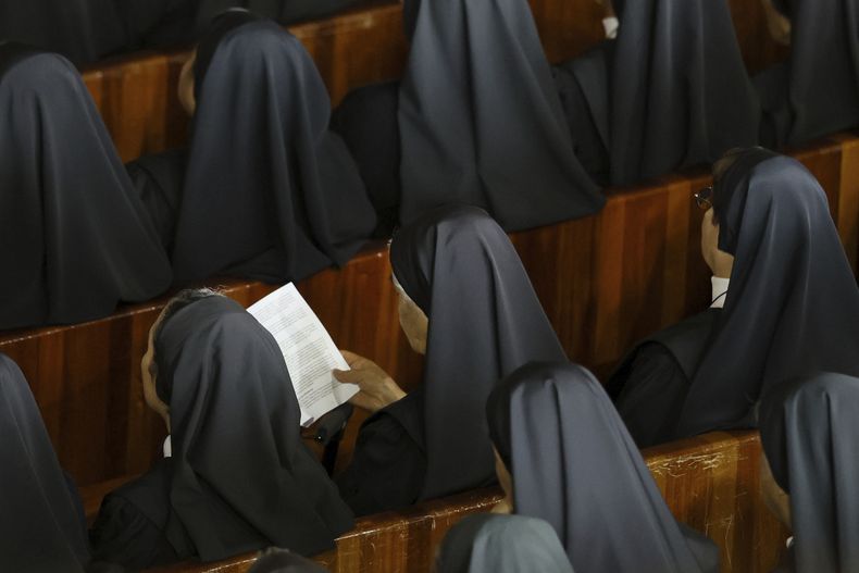 Monjas asisten a la ceremonia de beatificación del sacerdote Moisés Lira en la Basílica de Nuestra Señora de Guadalupe en la Ciudad de México, el sábado 14 de septiembre de 2024. (Foto AP/Ginnette Riquelme)
