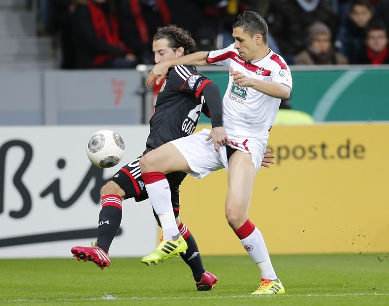 El jugador mexicano de Bayer Leverkusen, Andr&eacute;s Guardado, izquierda, disputa un bal&oacute;n en un partido por la Copa de alemania el mi&eacute;rcoles, 12 de febrero de 2014, en Leverkusen, Alemania. (AP Photo/Frank Augstein)
