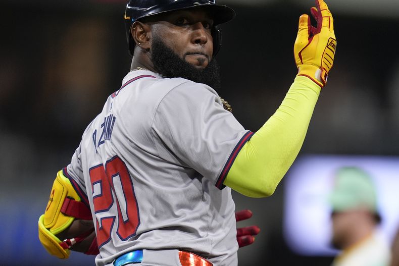 El dominicano Marcell Ozuna, de los Bravos de Atlanta, celebra tras conectar un jonrón en la novena entrada del duelo ante los Padres de San Diego, el viernes 12 de julio de 2024 (AP Foto/Gregory Bull)