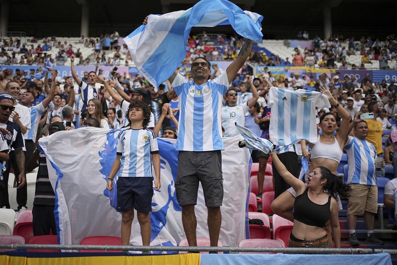 Hinchas de Argentina alientan a su selección antes del comienzo del partido contra Ucrania por el Grupo B de los Juegos Olímpicos, en el estadio Lyon el martes 30 de julio de 2024, en Decines, Francia. (AP Foto/Laurent Cirpriani)