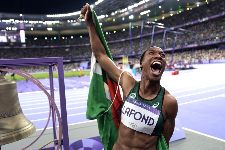 La dominiquesa Thea Lafond celebra tras ganar la medalla de oro del salto triple del atletismo de los Juegos Olímpicos, el sábado 3 de agosto de 2024, en Saint-Denis, France. (AP Foto/Matthias Schrader)