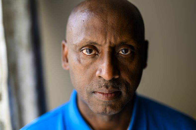 Tarcisse Ruhamyandekwe posa para un retrato en su casa en Ottawa, Ontario, Canadá, el viernes 19 de julio de 2024. (AP Foto/Justin Tang)