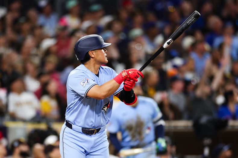 El bateador de los Padres de San Diego, Kazuma Okamoto, observa su jonrón de tres carreras contra los Azulejos de Toronto en la quinta entrada de un partido de béisbol, el viernes 10 de julio de 2026, en San Diego. (Foto AP/Derrick Tuskan)