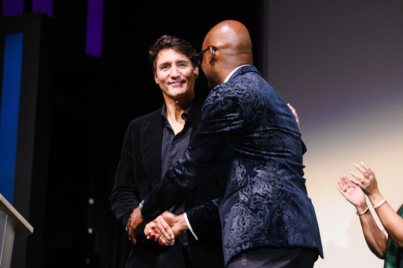 El primer ministro de Canadá, Justin Trudeau, saluda al director ejecutivo del Festival Internacional de Cine de Toronto, Cameron Bailey, antes del estreno de “Nutcrackers” en el Roy Thomson Hall durante el Festival Internacional de Cine de Toronto, el jueves 5 de septiembre de 2024, en Toronto. (Christopher Katsarov/The Canadian Press via AP)