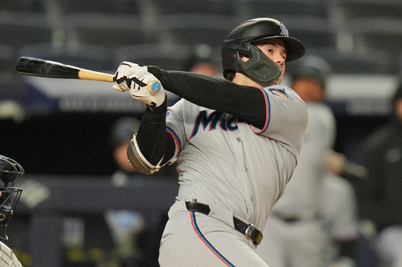 Graham Pauley, de los Marlins de Miami, batea un doble productor de dos carreras en la octava entrada del juego de béisbol de Grandes Ligas frente a los Yankees de Nueva York, el domingo 5 de abril de 2026, en Nueva York. (AP Foto/Seth Wenig)