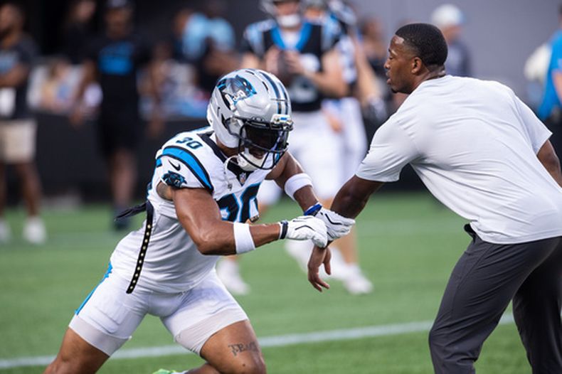 El corredor de los Panthers de Carolina Chuba Hubbard realiza un ejercicio con el equipo durante el fan fest el viernes 31 de julio del 2026. (AP Foto/Scott Kinser)