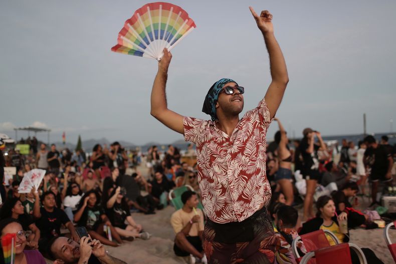 Un fan ovaciona mientras espera el inicio del concierto gratuito de Lady Gaga en la playa de Copacabana en Río de Janeiro, el sábado 3 de mayo de 2025. (Foto AP/Bruna Prado)