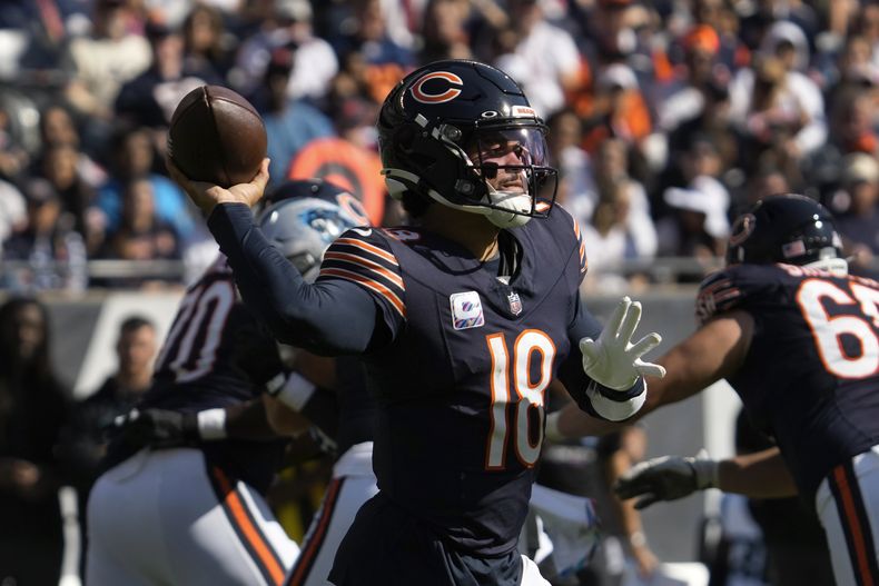 El quarterback Caleb Williams (18) de los Bears de Chicago lanza un pase ante los Panthers de Carolina, el domingo 6 de octubre de 2024, en Chicago. (AP Foto/Nam Y. Huh)