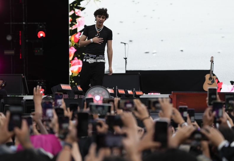 DannyLux durante su presentación en el primer día del Festival Arre en la Ciudad de México el sábado 9 de septiembre de 2023. (Foto AP/Fernando Llano)