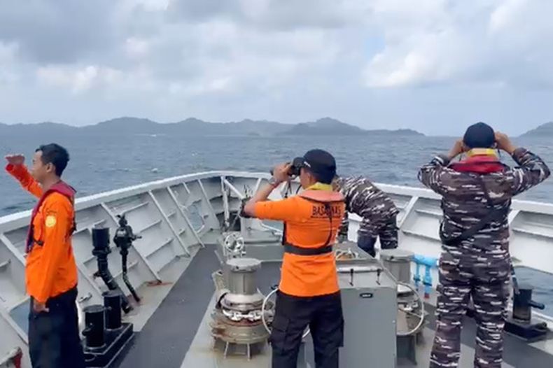 En esta imagen, tomada de un video difundido por la Oficina de Búsqueda y Rescate de Makassar el jueves 16 de julio de 2026, los equipos de rescate otean el horizonte en busca de víctimas tras el hundimiento de una embarcación de pasajeros en aguas cercanas a la isla de Selayar, en Sulawesi del Sur, Indonesia. (Oficina de Búsqueda y Rescate de Makassar vía AP)