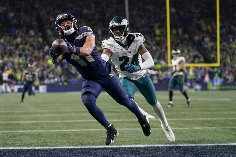 Jaxon Smith-Njigba, receptor de los Seahawks de Seattle, atrapa un pase de anotación frente a James Bradberry, cornerback de los Eagles de Filadelfia, el lunes 18 de diciembre de 2023 (AP Foto/Lindsey Wasson)