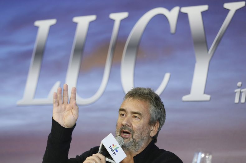 El cineasta franc&eacute;s Luc Besson habla con los medios tras terminar la filmaci&oacute;n en Taiwan para su nueva pel&iacute;cula "Lucy", estelarizada por la actriz estadounidense Scarlett Johansson, en Taipei, Taiwan, el viernes 1 de noviemb
