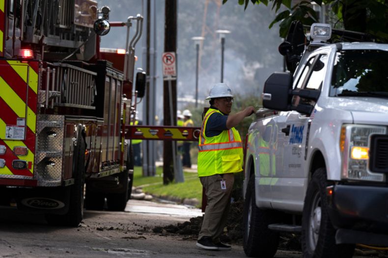 Un empleado de Atmos Energy trabaja en el lugar de un incendio en un complejo de apartamentos en Dallas, el jueves 28 de mayo de 2026. (AP Foto/Gabriela Passos)