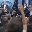 El presidente Donald Trump, arriba a la izquierda, habla con la prensa mientras lo escuchan la secretaria de Justicia Pam Bondi y el subsecretario de Justicia, Todd Blance, el viernes 27 de junio de 2025, en la sala de prensa de la Casa Blanca en Washington. (AP Foto/Jacquelyn Martin)