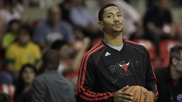americateve | Derrick Rose de los Bulls de Chicago observa el calentamiento de sus compa&ntilde;eros previo a un partido de pretemporada contra los Wizards de Washington el s&aacute;bado 12 de octubre de 2013. (AP Foto/Felipe Dana)