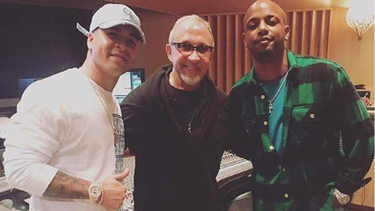 ¿que hay detras de la foto de emilio estefan con yomil y el dany en sus estudios de miami?