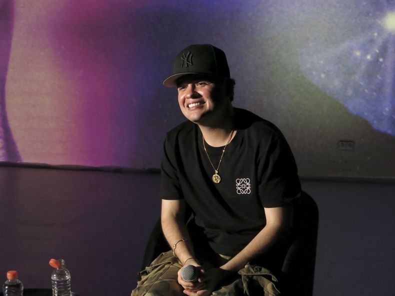 El cantautor mexicano Jasiel Núñez da una conferencia de prensa para promocionar su álbum La Odisea, el jueves 7 de noviembre de 2024 en la Ciudad de México. (Foto AP/Berenice Bautista)