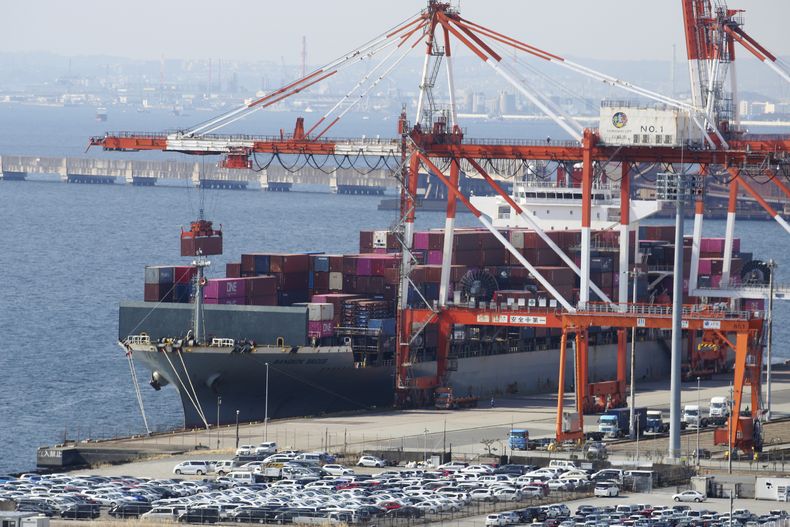 ARCHIVO - Un barco portacontenedores es cargado y descargado en una terminal del puerto de Kawasaki cerca de Tokio el 9 de marzo de 2022. (AP Foto/Koji Sasahara, Archivo)