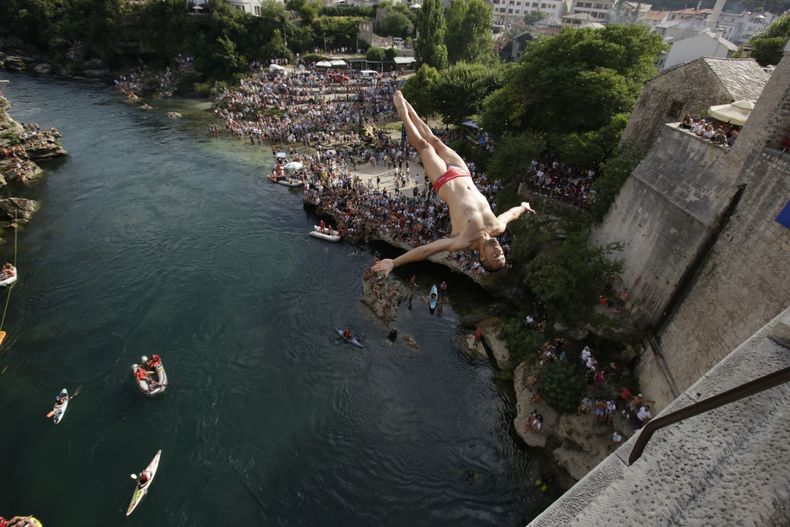 EUR-GEN_BOSNIA-SALTO_DESDE_PUENTE-0.jpg