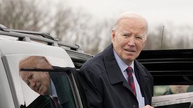 El presidente de Estados Unidos, Joe Biden, llega para embarcar en el Air Force One, el martes 5 de marzo de 2024 en Hagerstown, Maryland. El presidente viajaba a Washington. (AP Foto/Alex Brandon)